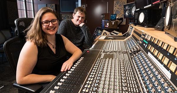 罗伯·麦金太尔, 获得艾美奖的声音编辑和声音设计师, 和23岁的格蕾丝·斯坦斯兰在加维特·霍尔的录音室里.